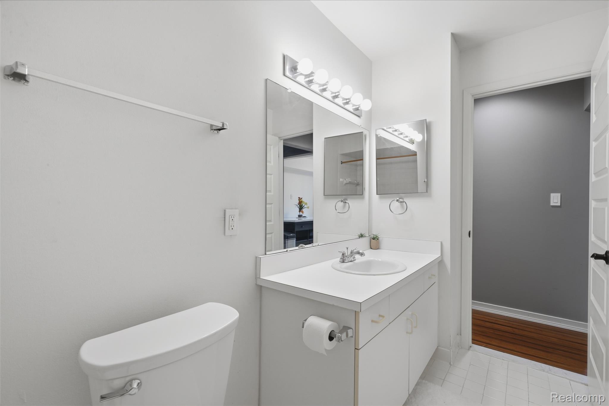 29726 Pine Ridge Circle Farmington, MI 48331 - Photo 19 of 40 Second Bathroom
