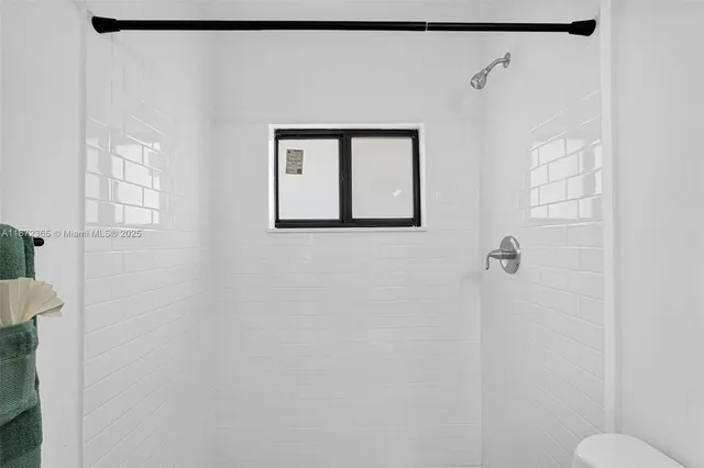 $2,200 | 13210 Memorial Highway, Unit 211, North Miami, FL 33161