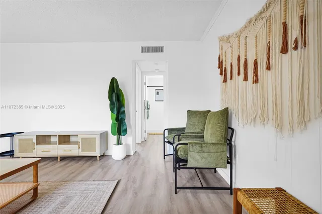 $2,200 | 13210 Memorial Highway, Unit 211, North Miami, FL 33161