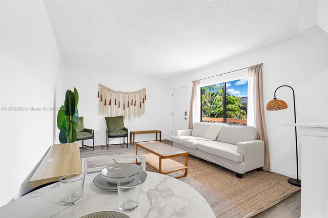 $2,200 | 13210 Memorial Highway, Unit 211, North Miami, FL 33161