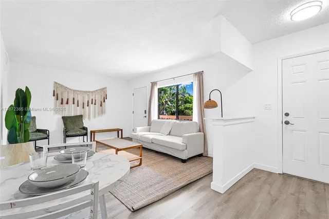 $2,200 | 13210 Memorial Highway, Unit 211, North Miami, FL 33161