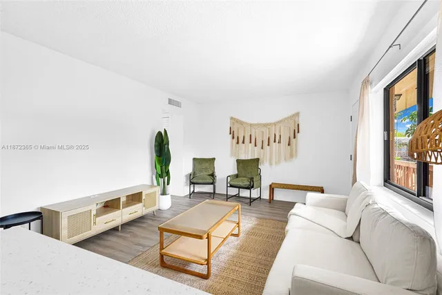 $2,200 | 13210 Memorial Highway, Unit 211, North Miami, FL 33161