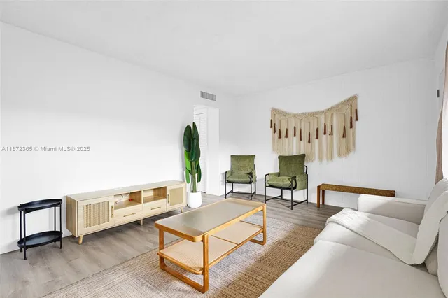 $2,200 | 13210 Memorial Highway, Unit 211, North Miami, FL 33161