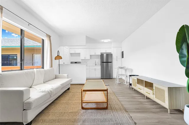 $2,200 | 13210 Memorial Highway, Unit 211, North Miami, FL 33161