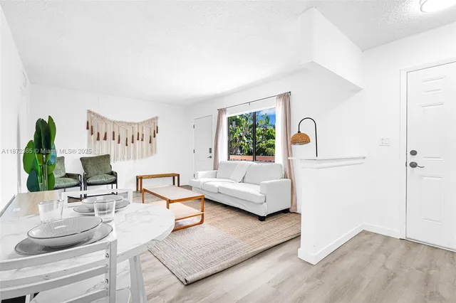 $2,200 | 13210 Memorial Highway, Unit 211, North Miami, FL 33161