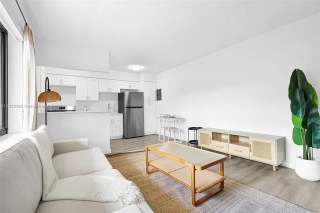 $2,200 | 13210 Memorial Highway, Unit 211, North Miami, FL 33161