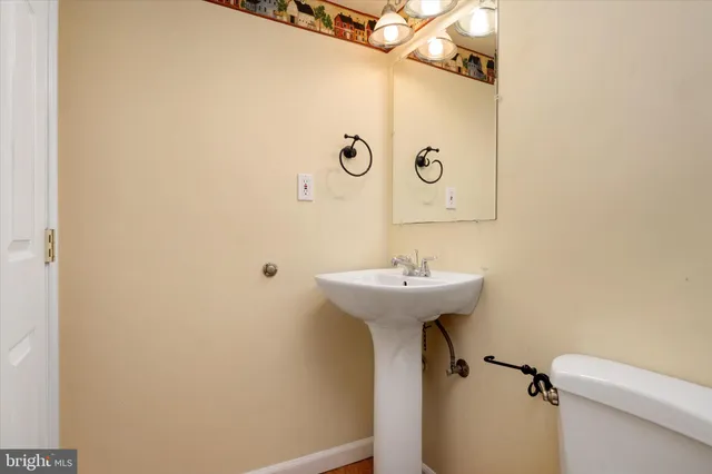 a view of a house with backyard and trees