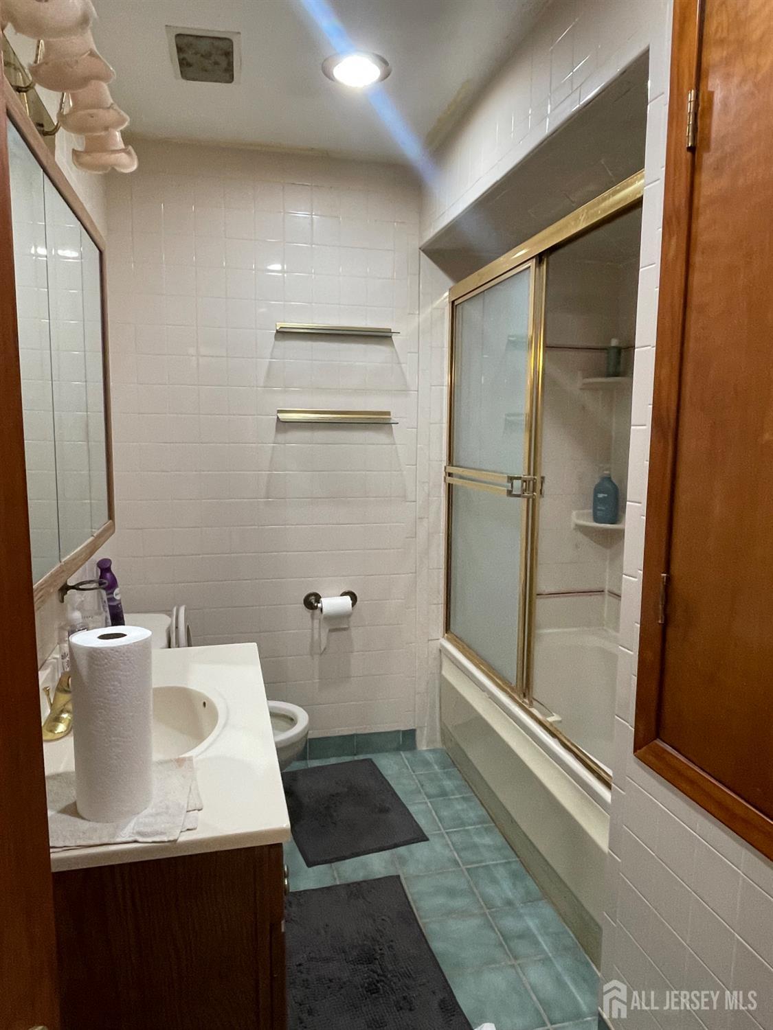 92 Holly Road Iselin, NJ 08830 - Photo 11 of 17