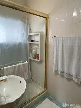 $3,500 | 92 Holly Road, Iselin, NJ 08830