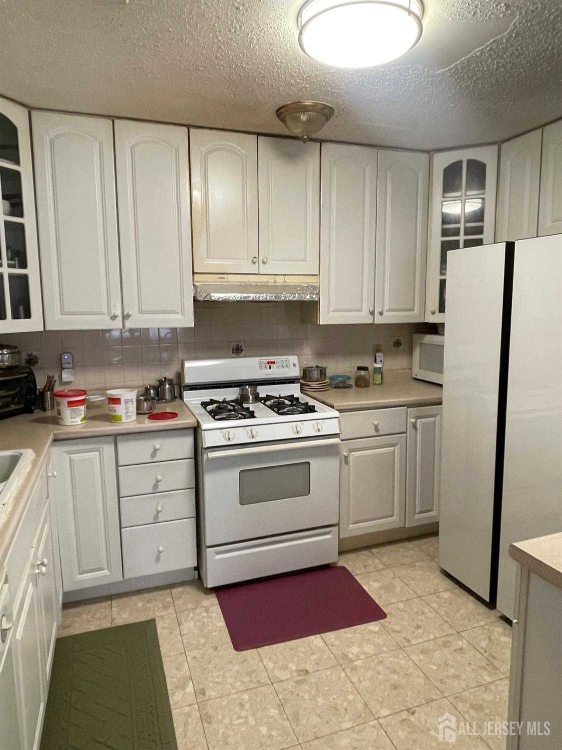 92 Holly Road Iselin, NJ 08830 - Photo 8 of 17