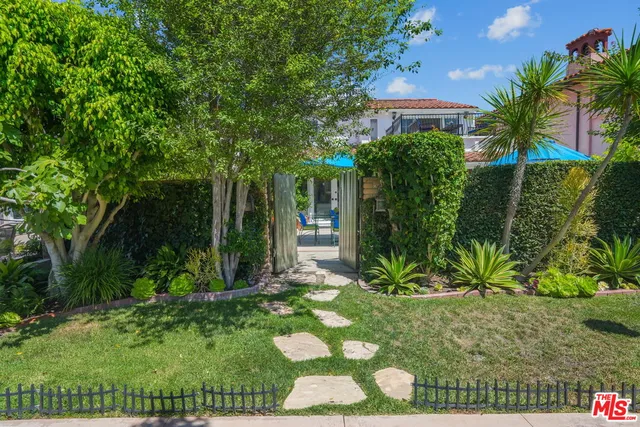 a view of a back yard of the house