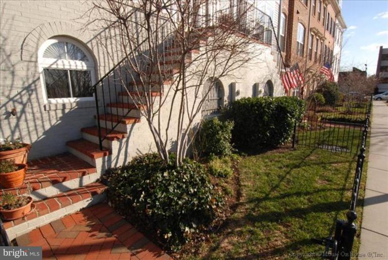 650 9th Street Southwest Washington, DC 20024 - Photo 2 of 30 Front Yard