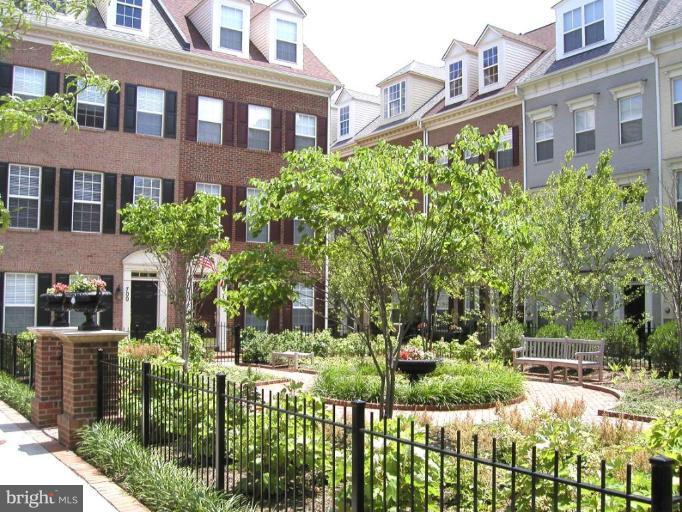 650 9th Street Southwest Washington, DC 20024 - Photo 30 of 30 Community Courtyard