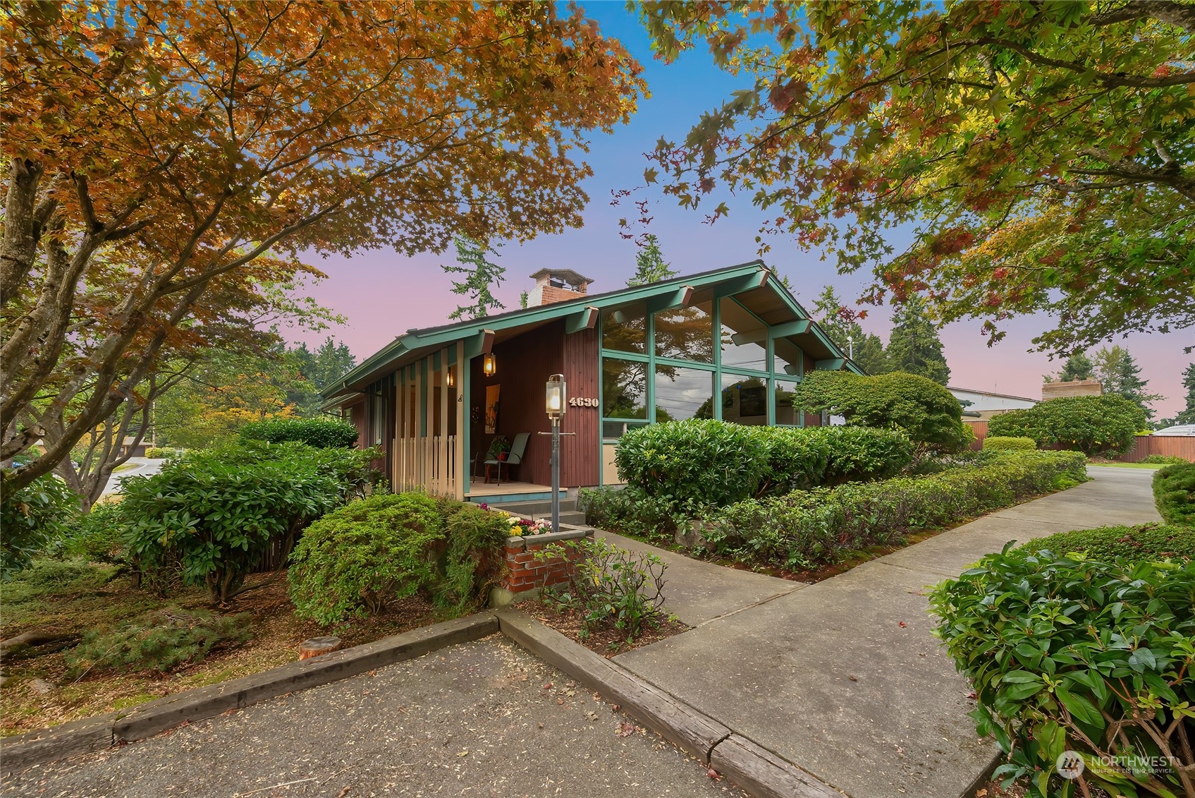 4630 View Drive Everett, WA 98203 - Photo 1 of 40 a front view of house with yard and green space
