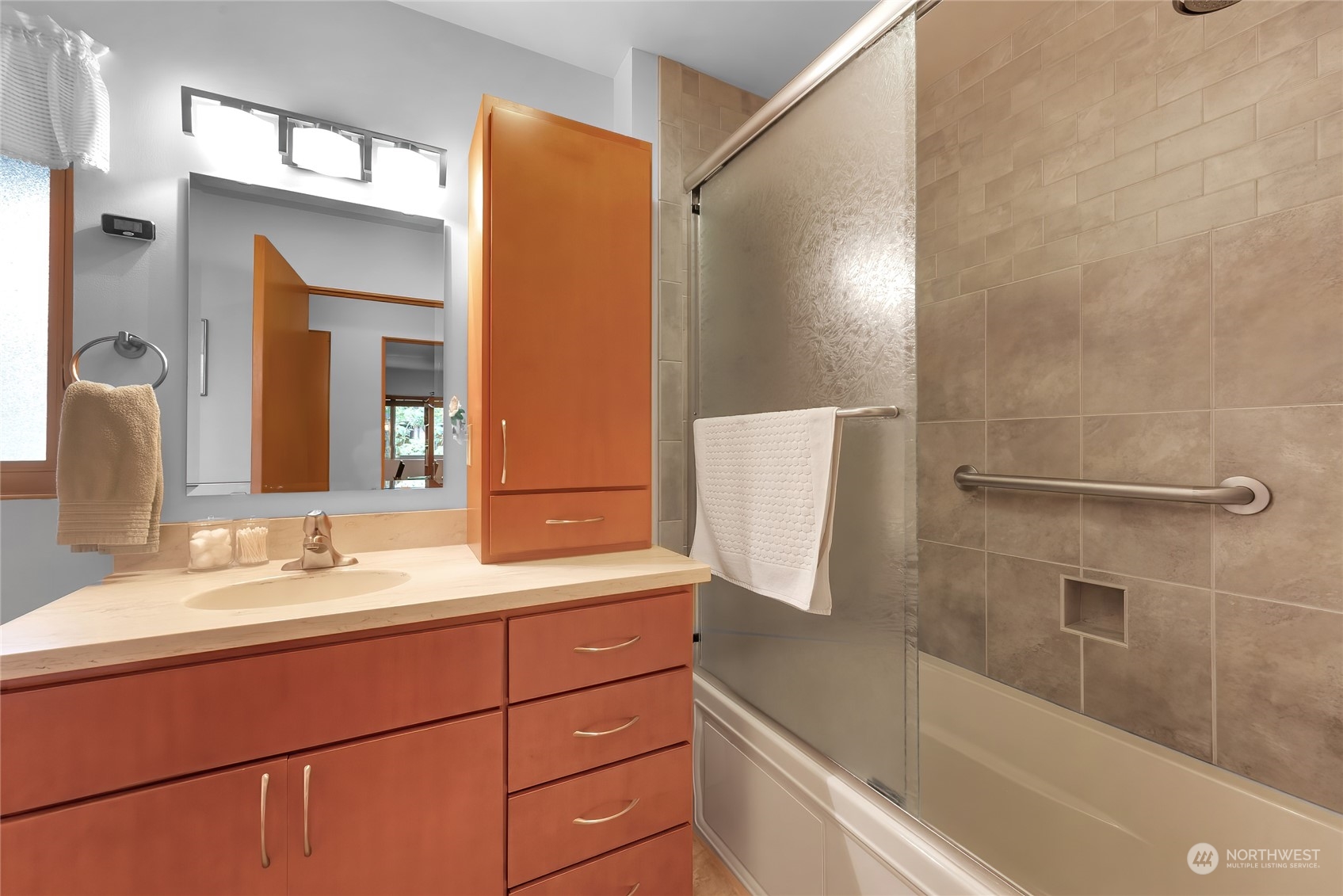 4630 View Drive Everett, WA 98203 - Photo 21 of 40 a bathroom with a bathtub and a sink