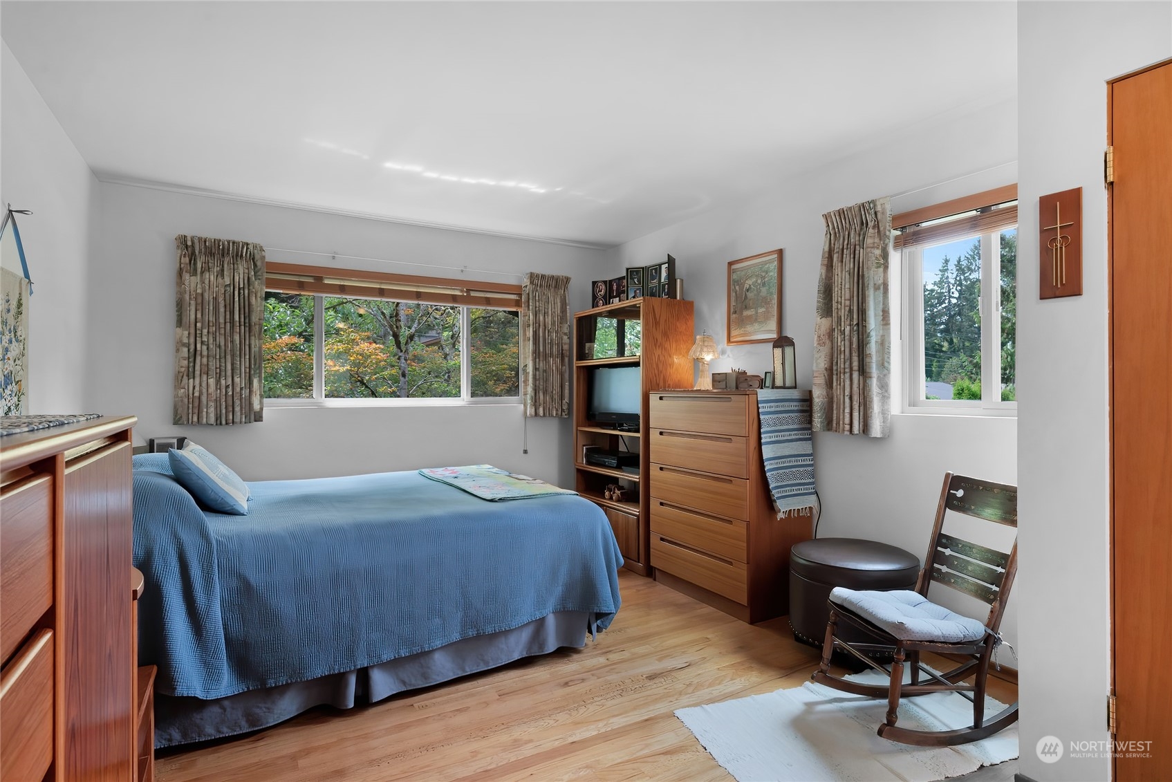 4630 View Drive Everett, WA 98203 - Photo 23 of 40 a bedroom with furniture and a window