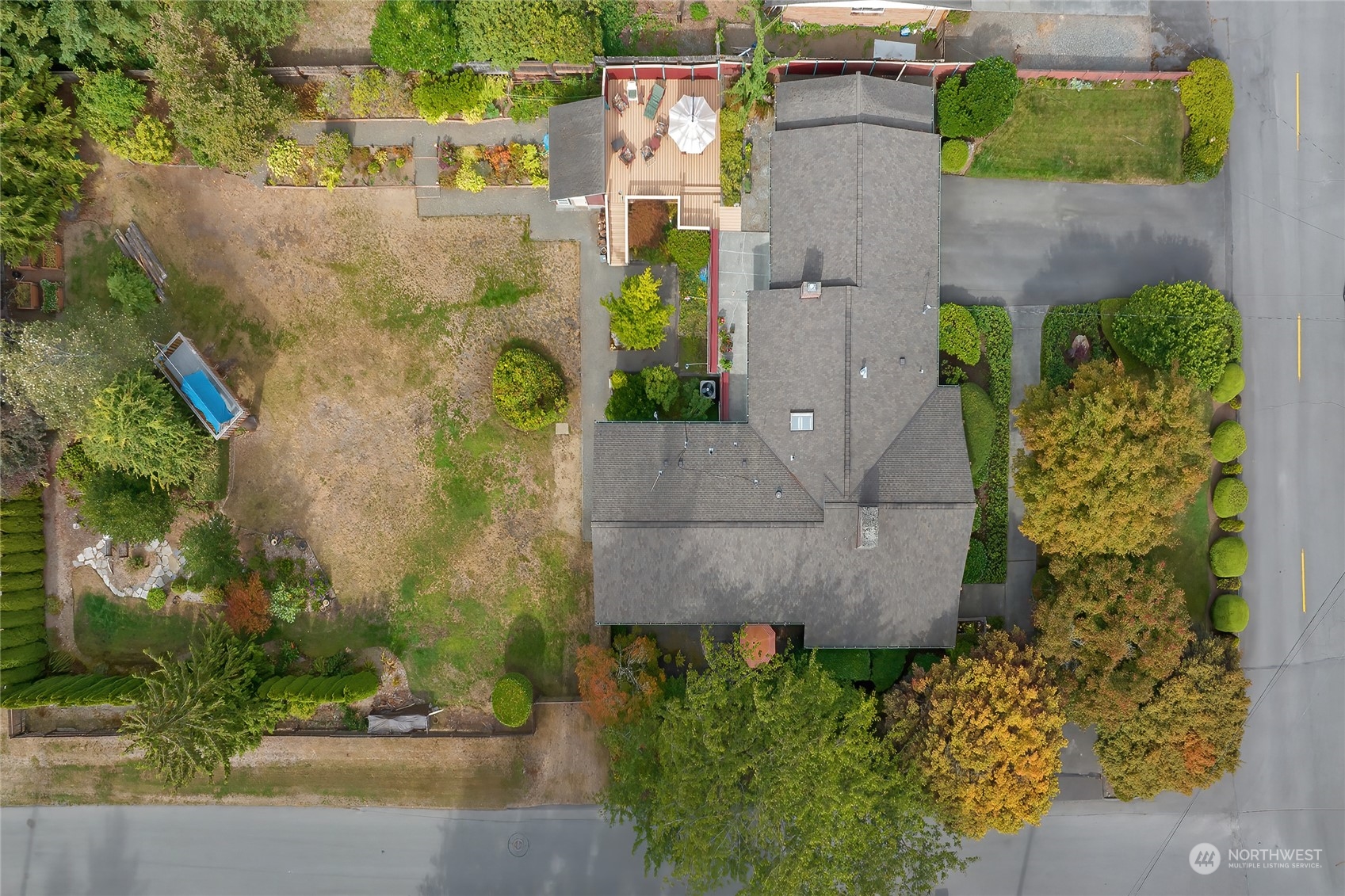 4630 View Drive Everett, WA 98203 - Photo 38 of 40 an aerial view of a house with a garden