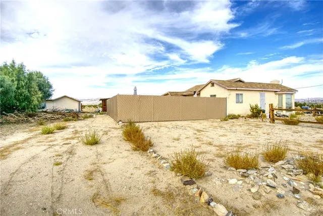 a view of back yard of the house