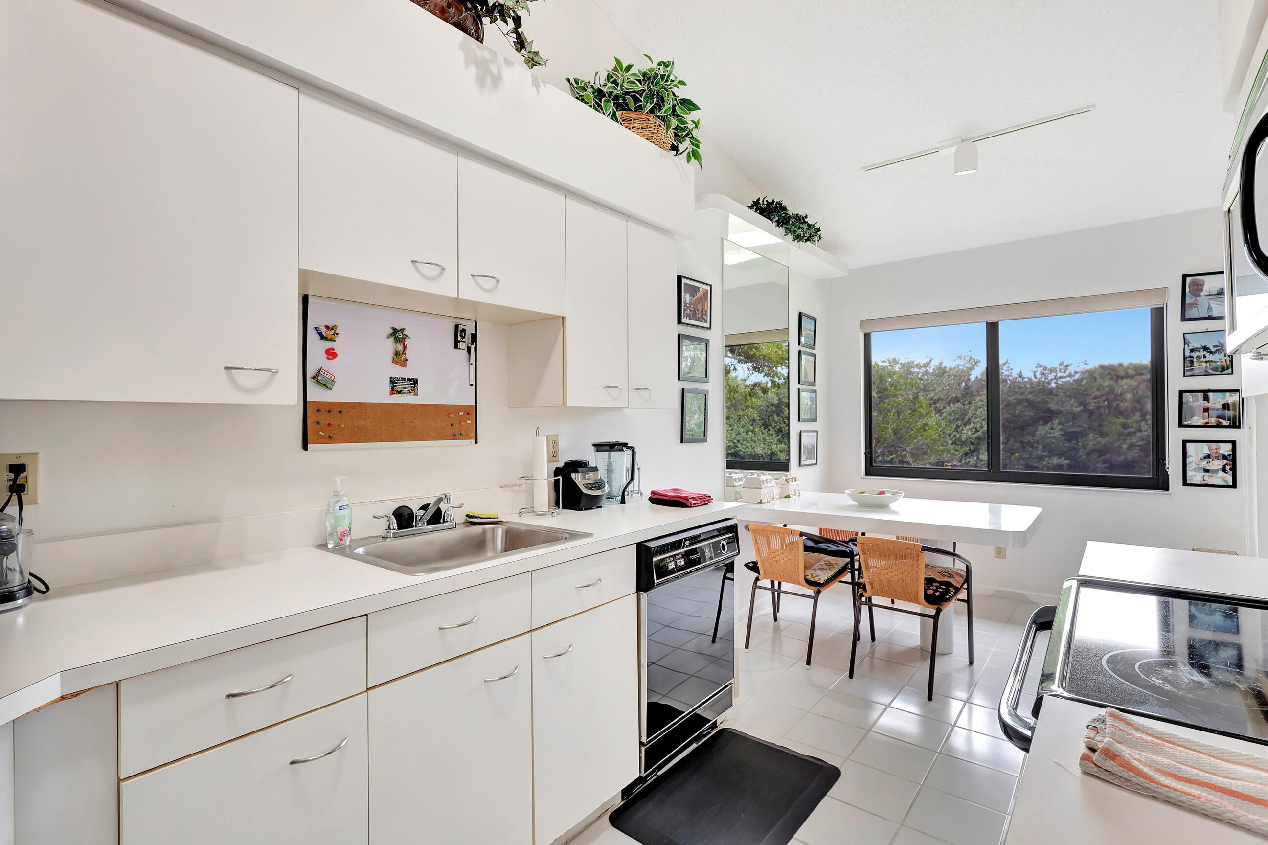 EAT IN KITCHEN