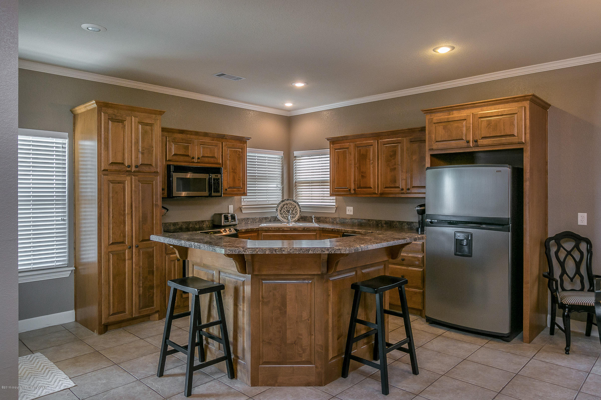 Breakfast Bar and Kitchen
