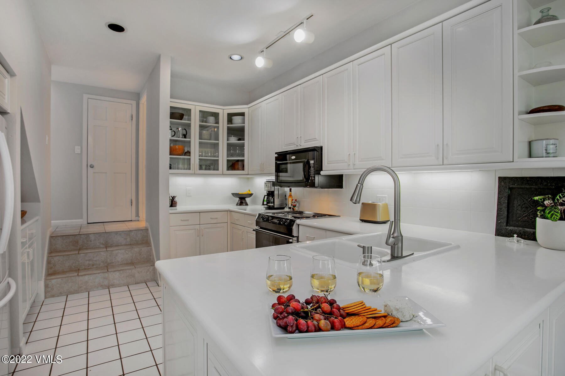 2960 Manns Ranch Road, Unit B Vail, CO 81657 - Photo 13 of 37 2960 Manns Ranch Rd-008-009-Kitchen-MLS_