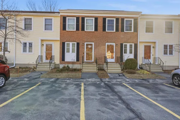 $324,900 | 214 Fox Hollow Way, Manchester, NH 03104