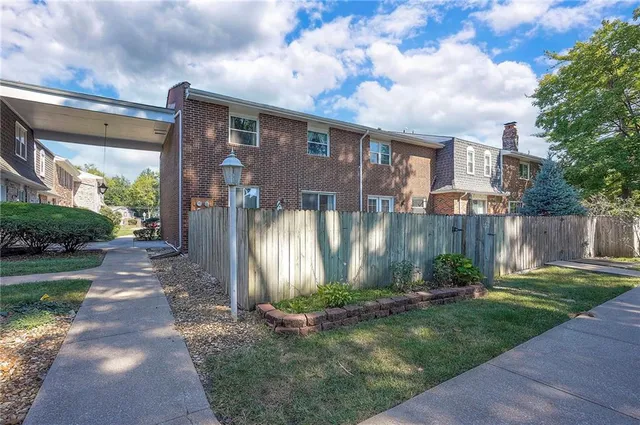 $265,000 | 10009 West 95th Street, Overland Park, KS 66212