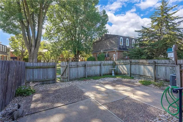 $265,000 | 10009 West 95th Street, Overland Park, KS 66212