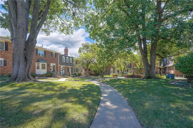 $265,000 | 10009 West 95th Street, Overland Park, KS 66212