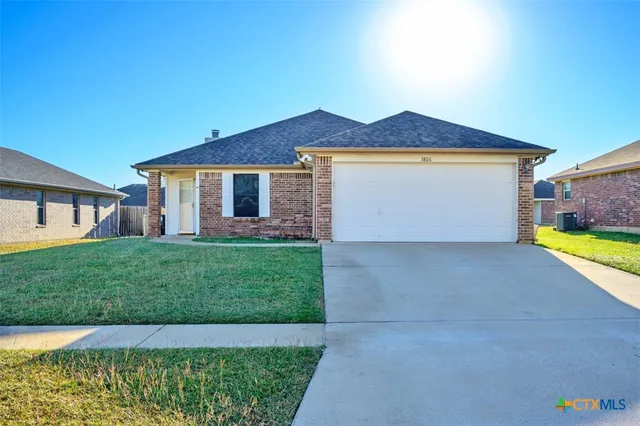 a view of a yard with a house