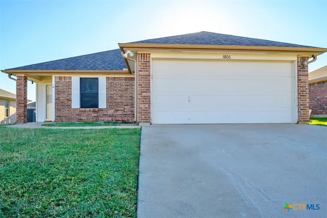 a view of a house with a small yard and plants