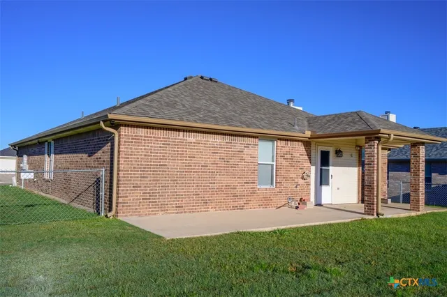 a view of a house with backyard