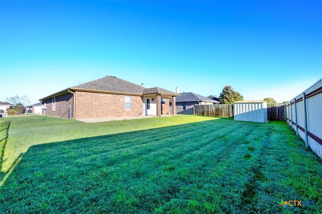 a view of a house with backyard and garden