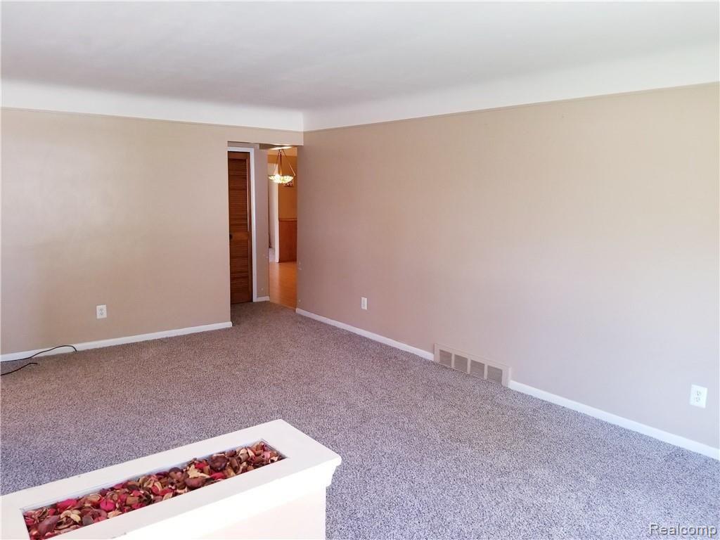 29333 Ridgefield Avenue Warren, MI 48088 - Photo 2 of 27