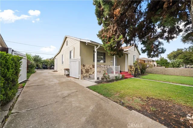 a view of a house with backyard and garden