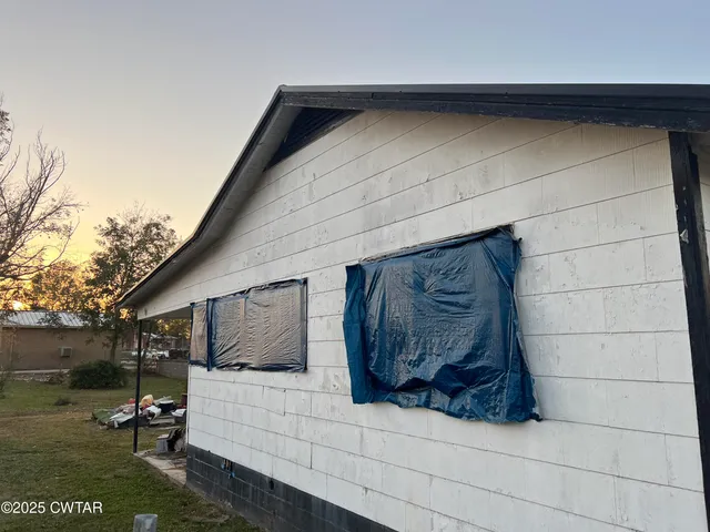 a view of house with backyard