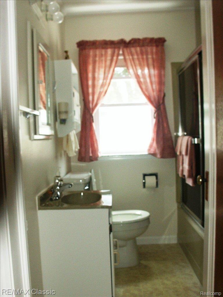 2237 Harvard Road Berkley, MI 48072 - Photo 11 of 11 Bathroom