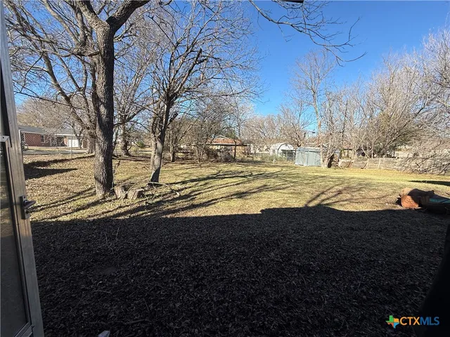 a view of a yard with a house