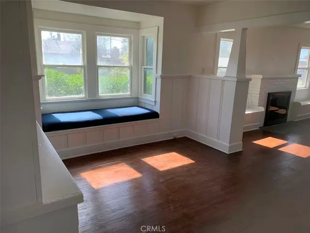 a view of empty room with window