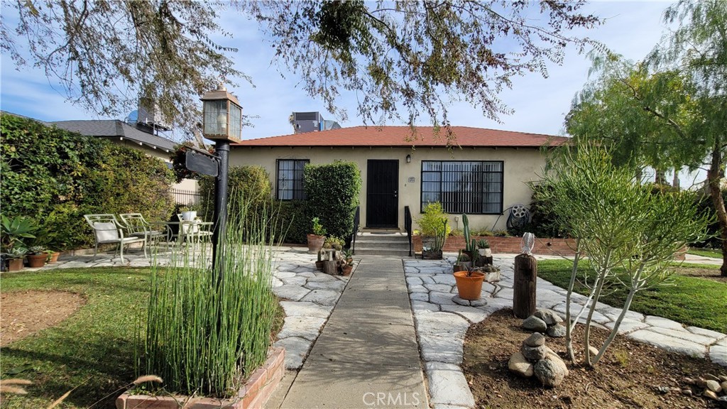 2701 Berkeley Street Bakersfield, CA 93305 - Photo 17 of 58 a view of a patio with table and chairs and potted plants