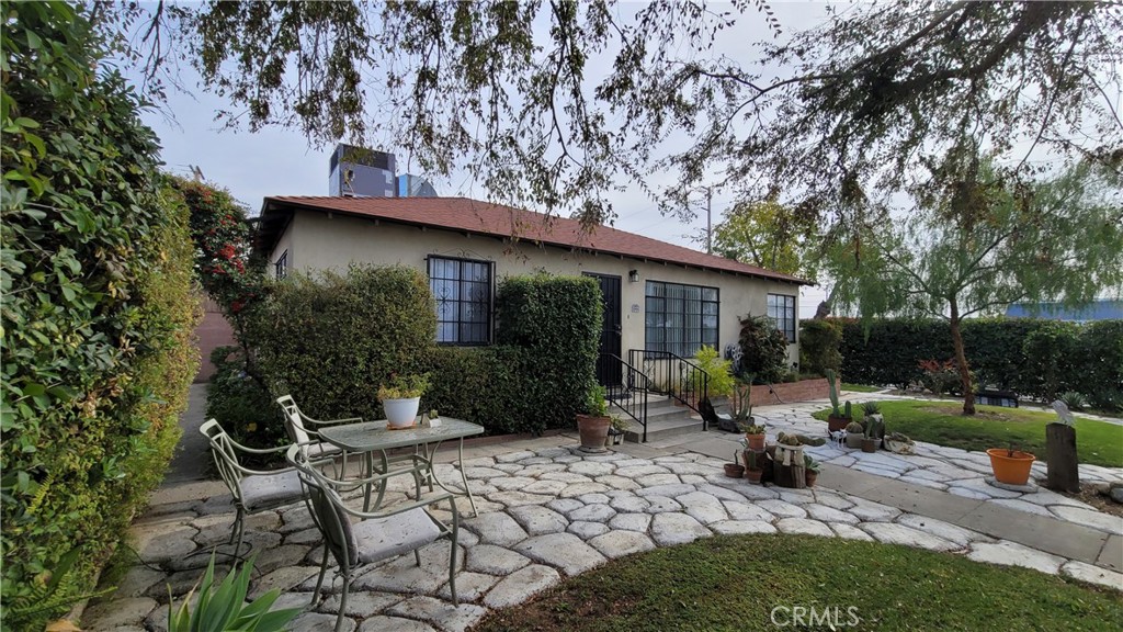 2701 Berkeley Street Bakersfield, CA 93305 - Photo 22 of 58 a view of a house with yard and sitting area