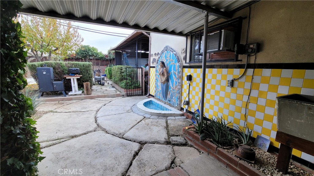 2701 Berkeley Street Bakersfield, CA 93305 - Photo 57 of 58 a view of a chairs and table in the patio