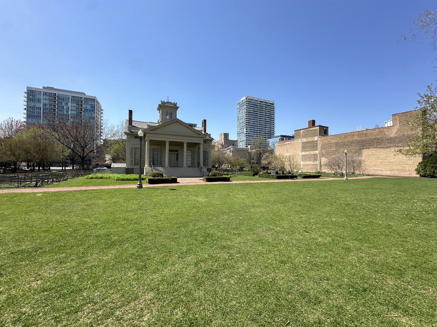 1901 South Calumet Avenue, Unit 2712 Chicago, IL 60616 - Photo 37 of 39 a front view of a building with garden