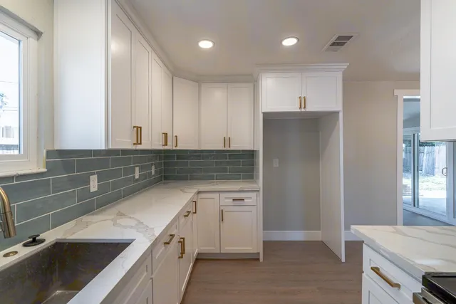 a view of an entryway with workspace