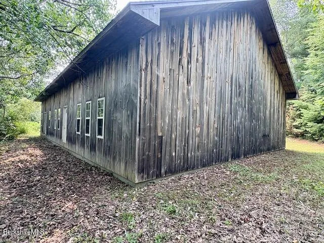 a view of a house with backyard and garden
