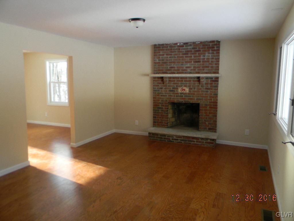 222 Blue Ridge Road Saylorsburg, PA 18353 - Photo 3 of 19 Living room