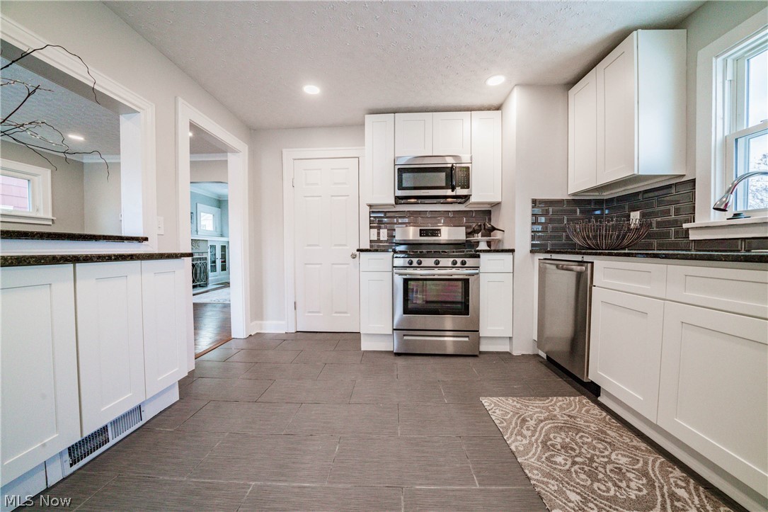 17721 Ingleside Road Cleveland, OH 44119 - Photo 8 of 35 Gallery Image 8