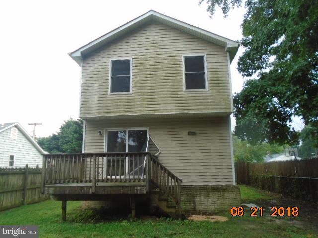 432 Salisbury Road Edgewater, MD 21037 - Photo 2 of 8 a front view of a house with garden