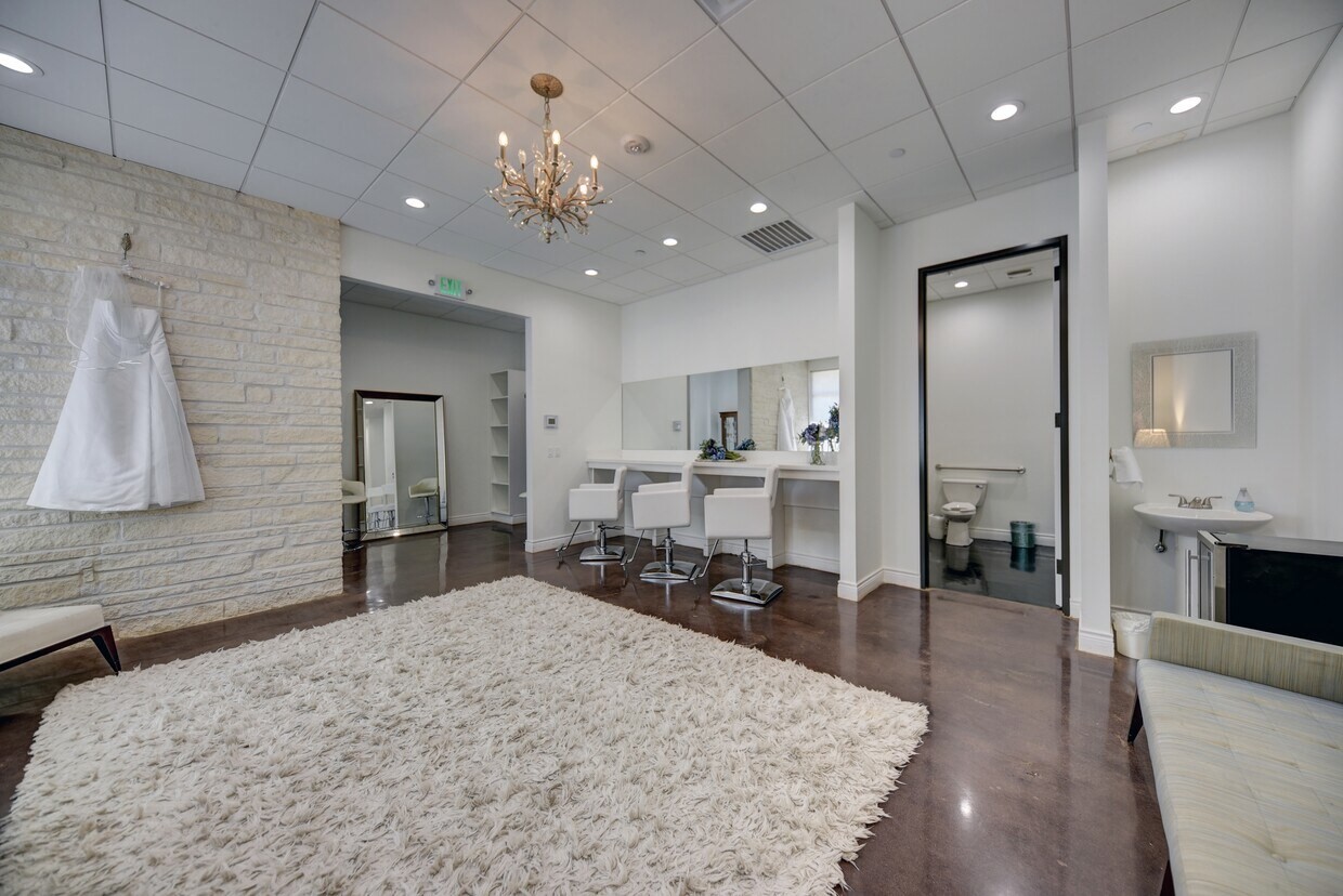 25566 Bradbury Road Hockley, TX 77447 - Photo 23 of 37 Bride's prep area