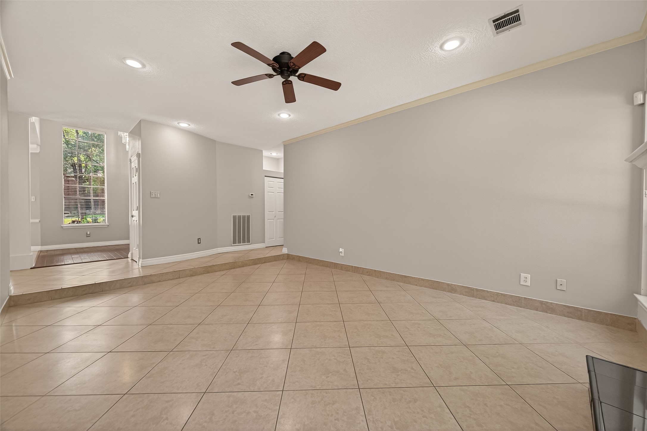 6131 Hampton Way Court Spring, TX 77389 - Photo 11 of 50 a view of a livingroom with a ceiling fan and window